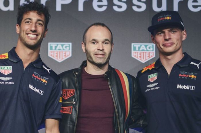 (dari ki-ka) Daniel Ricciardo, Andres Iniesta, dan Max Verstappen saat bertemu dalan sebuah acara yang digelar Tag Heuer di Spanyol, Kamis (10/5/2018).