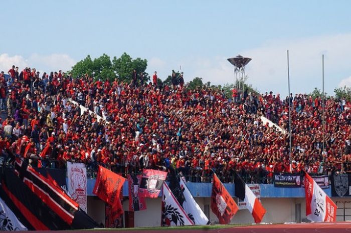   Pasoepati mengiringi pertandingan Persis Solo kontra PSPS Riau, Jumat (6/10/17) di Stadion Manahan Solo.  