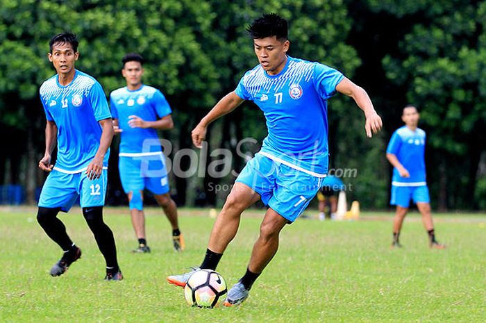 Aksi Jefri Kurniawan (kiri) saat masih membela Arema FC. 