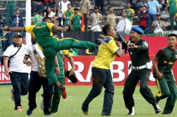 Kericuhan terjadi dalam pertandingan Kejuaraan Sepak Bola Torabika (TSC) 2016 antara Persegres Gresik United melawan PS TNI di Stadion Tri Dharma, Gresik, Minggu (22/6/2016). 