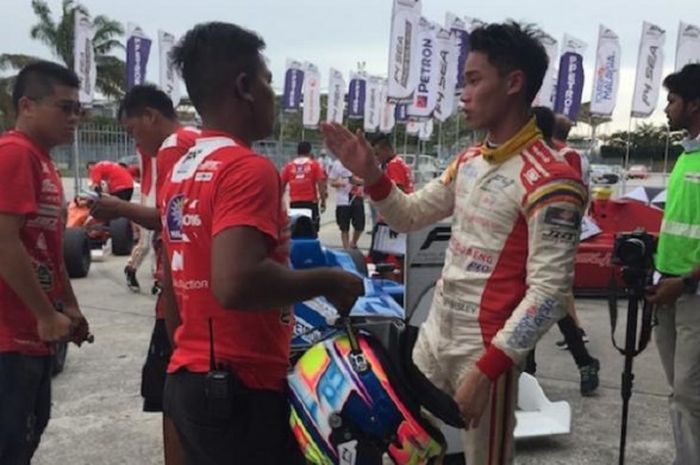Pebalap Indonesia, Presley Martono, berdiskusi dengan mekanik saat menjalani seri keenam Formula 4 South East Asia (F4 SEA) di Sirkuit Sepang, Malaysia, Sabtu (21/1/2017).