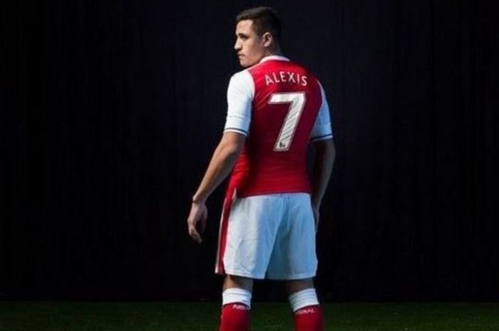 Penyerang Arsenal, Alexis Sanchez, akan menggunakan nomor punggung 7 mulai musim 2016-2017.