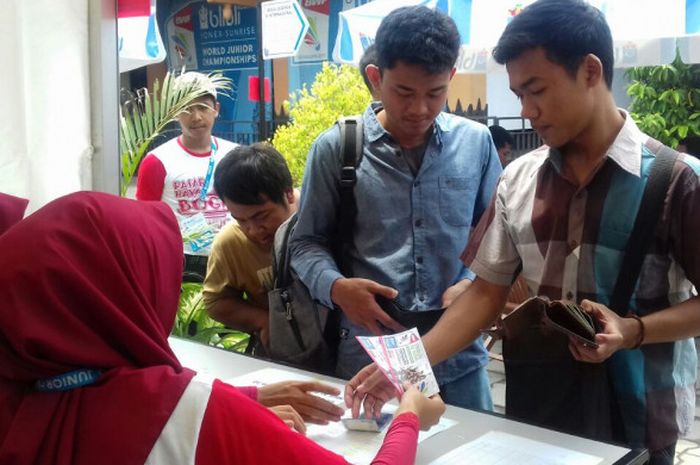 Suasana penjualan tiket Kejuaraan Dunia Junior di GOR Among Rogo, Yogyakarta, Sabtu (21/10/2017).