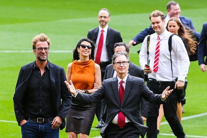 Paling depan: Manajer Liverpool FC, Juergen Klopp (kiri), bersama pemilik klub, John W Henry, saat meninjau pembukaan tribune baru dan fasilitas di Stadion Anfield, Liverpool, 9 September 2016.
