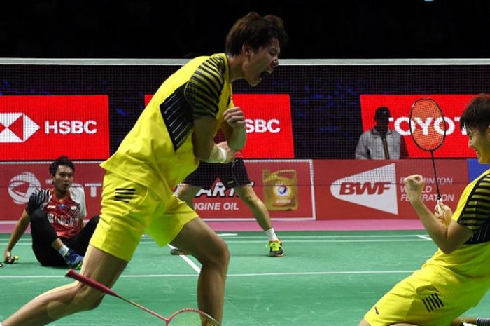 Pasangan ganda putra China, Li Junhui/Liu Yuchen, melakukan selebrasi setelah memastikan diri ke bab