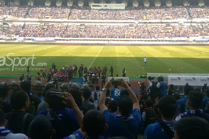  Suasana jelang pertandingan antara Persib Bandung dan Persija Jakarta di Stadion Gelora Bandung Lau