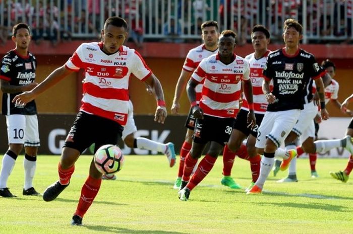 Gelandang Madura United, Asep Berlian (depan), dalam pertandingan Liga 1 2017 menghadapi Bali United di Stadion Ratu Pamelingan, Pamekasan, Minggu (16/4/2017)