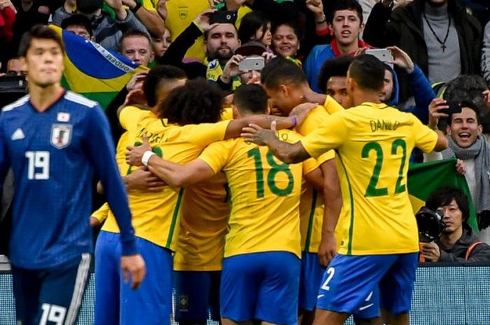 Para pemain Brasil merayakan gol yang dicetak oleh Neymar dalam laga persahabatan kontra Jepang di Stadion Pierre Mauroy, Villeneuve d'Ascq, Prancis, pada 10 November 2017.