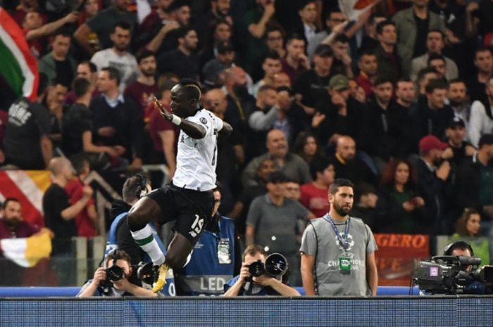   Pemain Liverpool FC, Sadio Mane, merayakan gol yang dicetak ke gawang AS Roma dalam laga leg kedua semifinal Liga Champions di Stadion Olimpico, Roma, Italia pada 2 Mei 2018.  