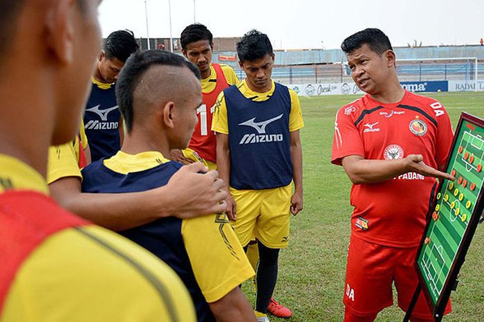 Pelatih Semen Padang, Delfi Adri (kanan), menjabarkan strategi permainan dalam sesi latihan di Stadion Surajaya, Sabtu (14/10/2017), menjelang melawan Persela Lamongan pada laga lanjutan Liga 1.