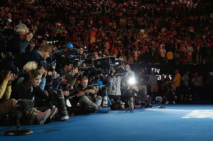 Petenis asal Serbia, Novak Djokovic, memamerkan trofi Norman Brookes Challenge Cup seusai menjuarai turnamen tenis Australia Terbuka setelah di partai final mengalahkan petenis Inggris, Andy Murray, di Melbourne Park, Melbourne, pada 13 Januari 2016.