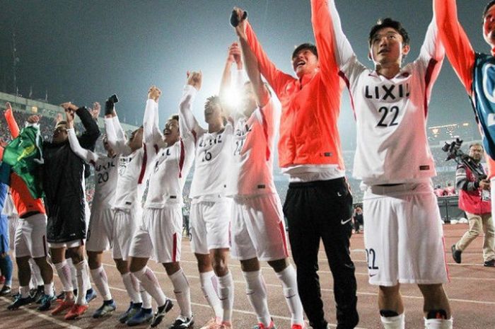 Para pemain Kashima Antlers bersuka cita seusai memenangi Liga Champions Asia 2018 setelah menahan i