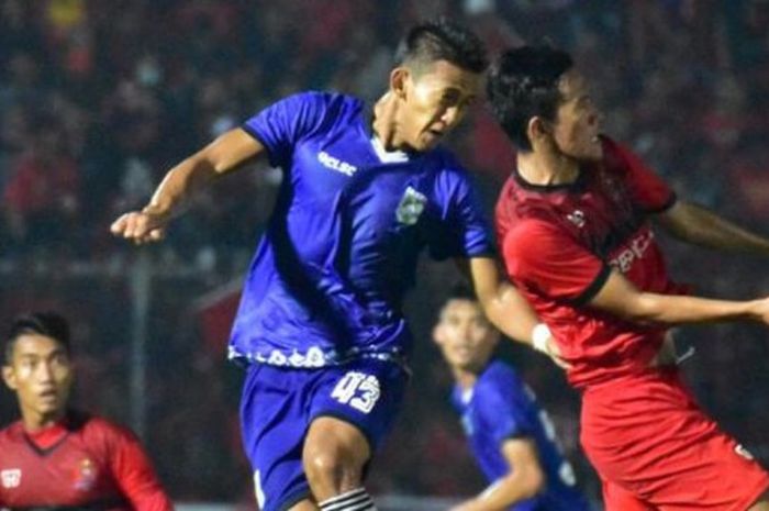 Tandukan Asep Budi (biru) membuat PSPS unggul 2-1 atas tuan rumah Persijap di Stadion Gelora Bumi Kartini, Jepara, Rabu (5/4) menjelang.
