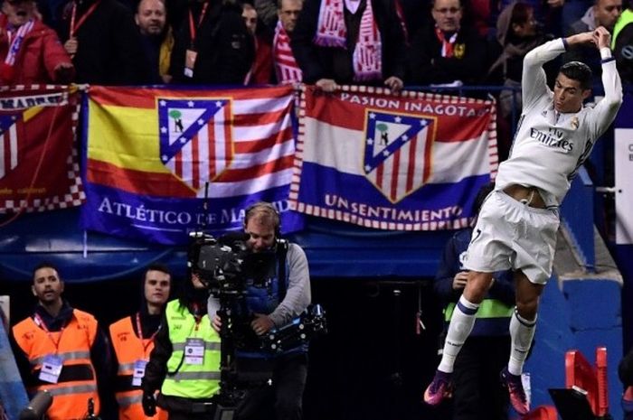 Megabintang Real Madrid, Cristiano Ronaldo, merayakan gol yang dia cetak ke gawang Atletico Madrid dalam pertandingan La Liga di Stadion Vicente Calderon, Madrid, Spanyol, 19 November 2016.