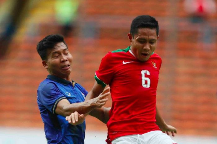 Evan Dimas (kanan) mendapatkan jegalan saat timnas U-22 Indonesia melawan Thailand pada partai pembuka Grup B SEA Games 2017 di Stadion Shah Alam, Selangor, Selasa (15/8/2017).