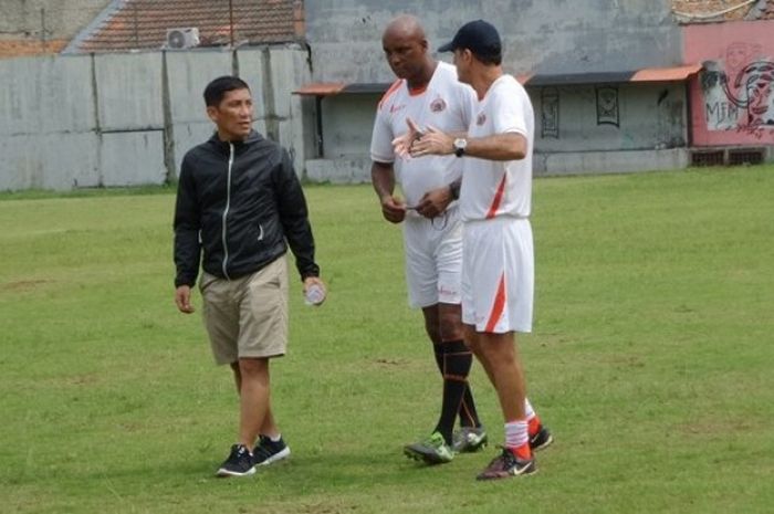 Presiden Persija, Ferry Paulus (kiri) berbincang dengan pelatih Paulo Camargo (bertopi) dan asisten pelatih Denimar usai latihan skuat Macan Kemayoran di Tangerang Selatan. Ferry Paulus mengklaim Bambang Pamungkas siap kembali membela Persija.