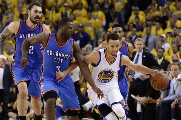 Pebasket Golden State Warriors, Stephen Curry (jersey putih, #30), mendribble bola sambil dijaga pemain Oklahoma City Thunder, Dion Waiters (jersey biru, #3), serta dua pemain Thunder lain, Russell Westbrook (kanan belakang) dan Steven Adams (kiri belakang), pada gim kelima final Wilayah Barat yang berlangsung di Oracle Arena, Oakland, California, Kamis (26/5/2016) malam waktu setempat atau Jumat pagi WIB.