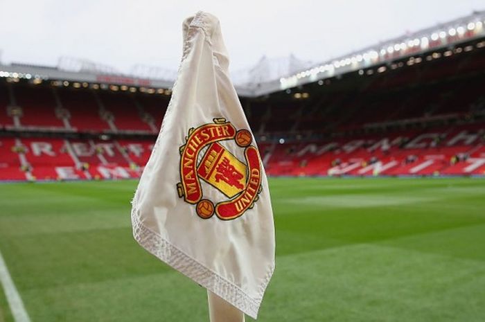 Bendera putih dengan logo Manchester United di tiang tendangan penjuru yang ada di salah satu sudut stadion Old Trafford, Manchester, Inggris.