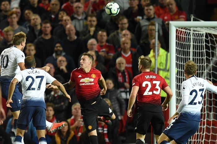  Penyerang Tottenham Hotspur, Harry Kane (kedua dari kiri), mencetak gol via sundulan dalam laga Liga Inggris kontra Manchester United di Stadion Old Trafford, Manchester pada 27 Agustus 2018. 