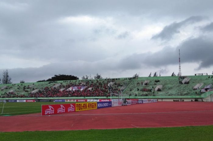 Pertandingan Persija Jakarta vs PSMS Medan, Senin (12/2/2018). Sisi selatan Stadion Manahan, Solo, sepi dukungan dari The Jakmania.