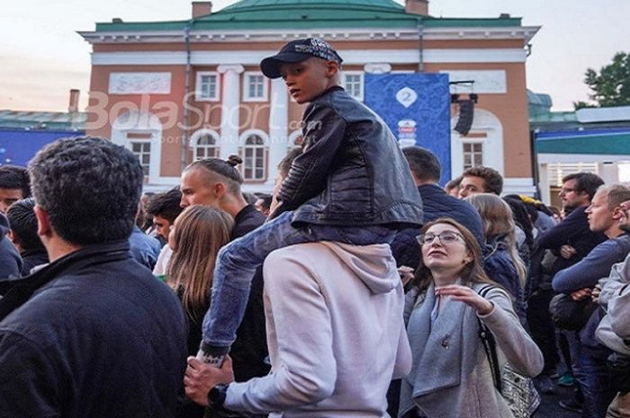Fan cilik saat digendong oleh ayahnya di Fan Fest Piala DUnia 2018 di Saint Petersburg.