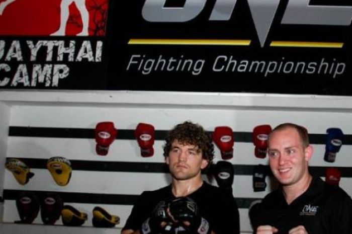 Ben Askren (kiri), petarung kelas Welter asal Amerika Serikat bersama Director of Public Relations O