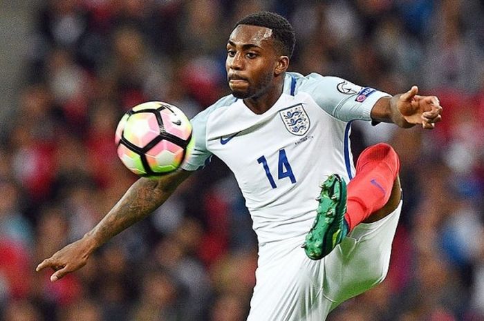 Bek tim nasional Inggris, Danny Rose, mengontrol bola saat melawan Malta dalam laga kualifikasi Pial