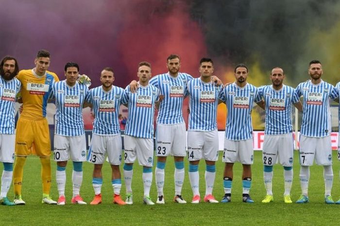 Para pemain SPAL berpose menjelang sepak mula duel lanjutan Serie B melawan Pro Vercelli di Stadion Paolo Mazza, Ferrara, 7 Mei 2017.