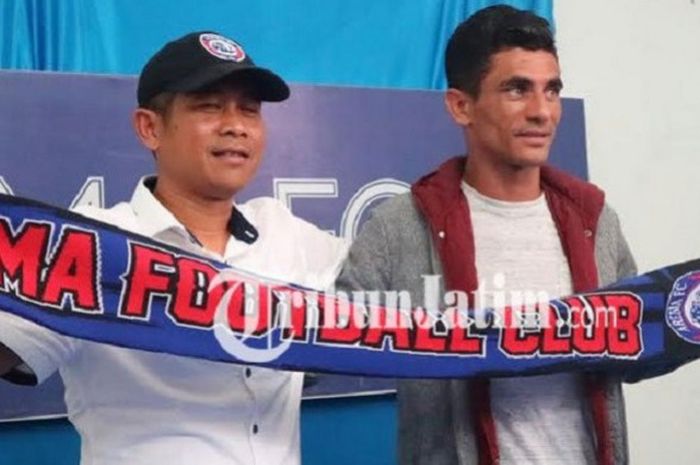 Pelatih kiper baru Arema FC, Ricardo Felipe Navarro Dos Passos (kanan) saat resmi diperkenalkan bersama pelatih kepala Arema FC, Joko Susilo, Rabu (7/3/2018). 