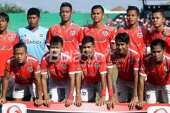 Pemain Madura FC berpose menjelang dimulainya laga melawan Persiwa Wamena pada babak 16 besar Grup D Liga 2  di Stadion A Yani Sumenep, Jawa Timur, Rabu (26/09/2017) sore.