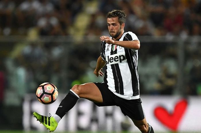 Aksi Miralem Pjanic mengontrol bola dalam laga persahabatan pra musim antara Juventus FC dan Espanyol di Alberto Braglia Stadium, Modena, Italia, 13 Agustus 2016. 