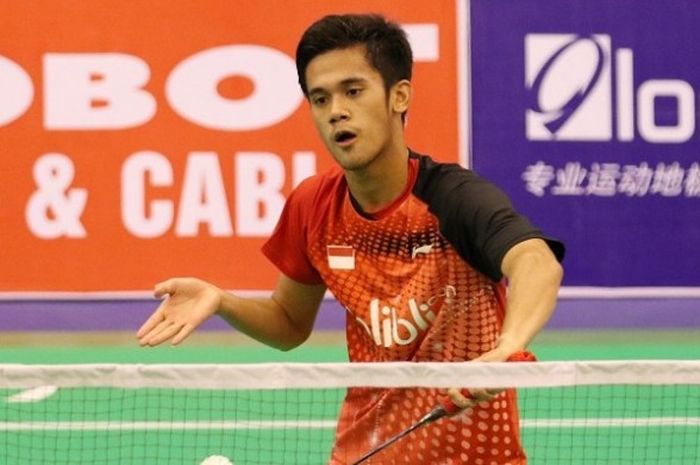 Pebulutangkis tunggal putra Indonesia, Firman Abdul Kholik, mengembalikan kok kepada Lim Chi Wing (Malaysia). Firman kalah 19-21, 15-21 pada partai ketiga penyisihan Grup B Kejuaraan Asia Beregu yang berlangsung di  Nguyen Du Cultural Sport Club, Ho Chi Minh City, Vietnam, Kamis (16/2/2017). 