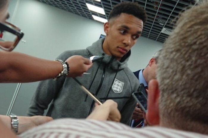 Bek timnas Inggris, Trent Alexander-Arnold, saat meladeni wawancara dengan wartawan di mix zone Stadion Kaliningrad, Kaliningrad, Rusia, pada Kamis (28/6/2018).