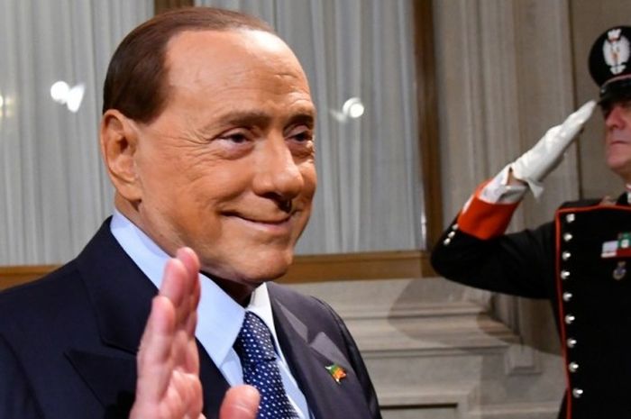 Presiden AC Milan dan mantan Perdana Menteri Italia, Silvio Berlusconi, meninggalkan Quirinale Palace, Roma, seusai menghadiri pertemuan dengan Presiden Sergio Mattarella pada 10 Desember 2016.