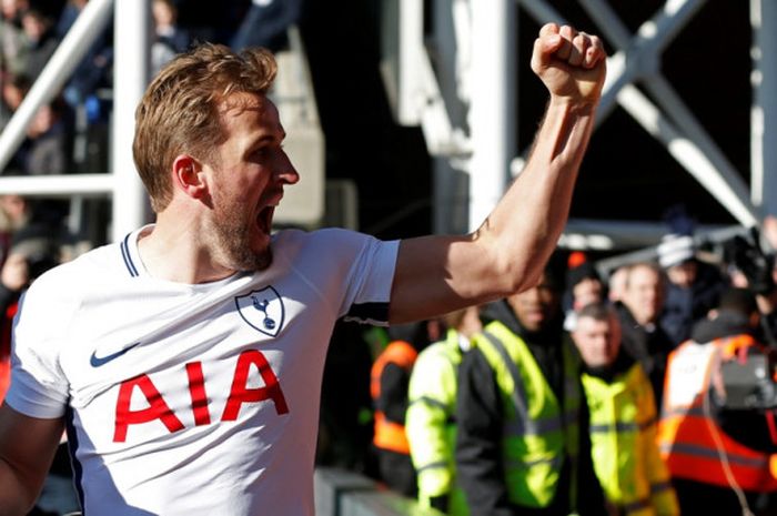 Striker Tottenham Hotspur, Harry Kane, merayakan gol yang dia cetak ke gawang Crystal Palace dalam laga Liga Inggris di Stadion Selhurst Park, London, pada 25 Februari 2018. 