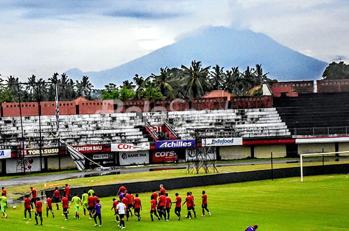 Gunung Agung di Kecamatan Rendang, Kabupaten Karangasem yang masih mengeluarkan lahar panas terlihat jelas dari Stadion Kapten I Wayan Dipta Gianyar, ketika Bali United menggelar latihan, Sabtu (6/1/2108) sore.