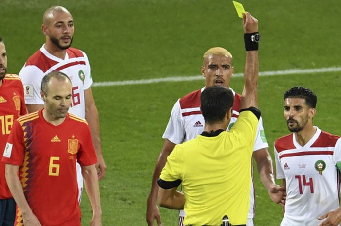 Gelandang timnas Maroko, Mbark Boussoufa (kanan), melakukan protes setelah mendapat kartu kuning dari wasit Ravshan Irmatov dalam laga Grup B Piala Dunia 2018 kontra Spanyol di Stadion Kaliningrad, Kaliningrad, Rusia, pada Senin (25/6/2018).