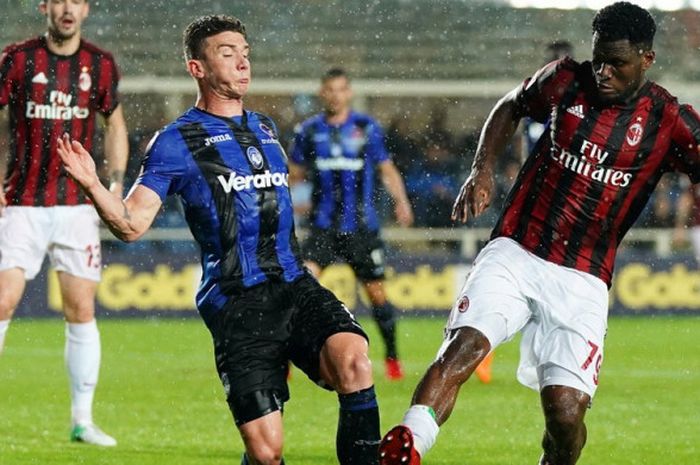 Gelandang AC Milan, Franck Kessie, saat berduel dengan pemain Atalanta dalam laga Liga Italia 2017-2