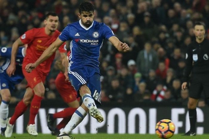Penyerang Chelsea, Diego Costa, gagal mengeksekusi penalti dalam laga Premier League kontra Liverpool FC di Stadion Anfield, Liverpool, Inggris, 31 Januari 2017.