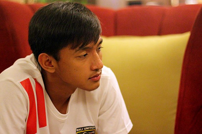 Pemain Bali United sekaligus Timnas U-19 Indonesia, Hanis Saghara saat ditemui BolaSport.com di Hotel Lor In, Surakarta pada Jumat (2/2/2018).