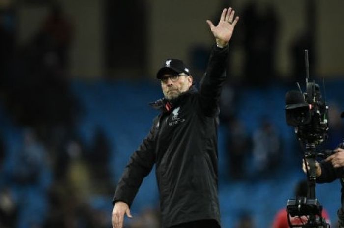 Pelatih Liverpool, Juergen Klopp, melambaikan tangan ke arah suporter Liverpool pada laga kontra Manchester City  pada partai lanjutan Premier League di Stadion Etihad, Minggu (19/3/2017).