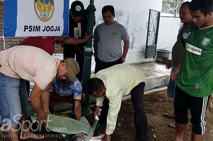 Acara penyembelihan lima hewan kurban sumbangan PSIM Yogyakarta, Kamis (23/8/2018), untuk merayakan hari raya Iduladha.