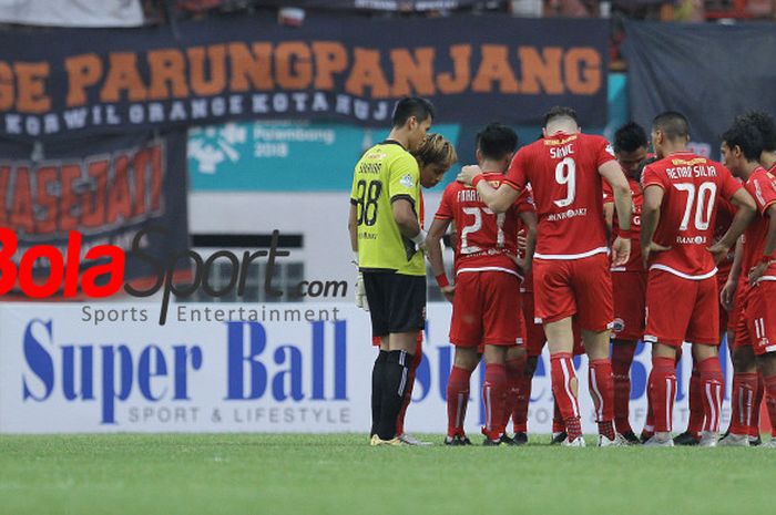    Para pemain Persija sebelum memulai laga babak kedua kontra PS Tira pada laga pekan ke-30 Liga 1 2018 di di Stadion Wibawa Mukti, Cikarang Timur, Kabupaten Bekasi, Sabtu (10/11/2018).   