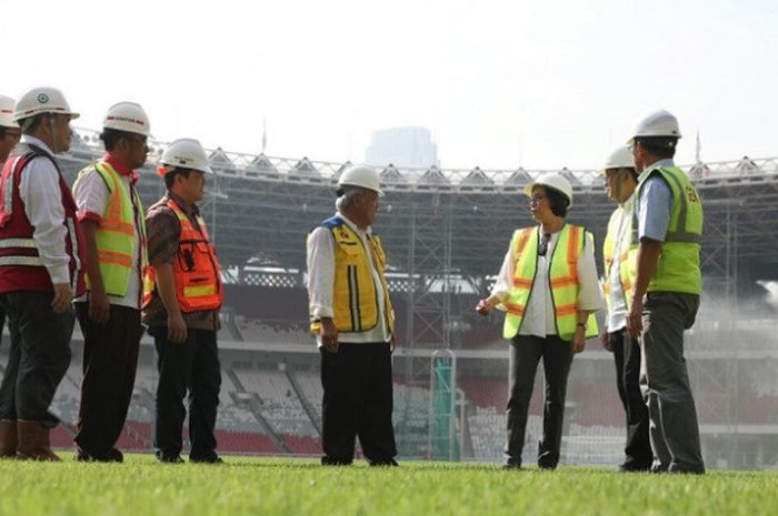 Menteri Keuangan Sri Mulyani (kedua dari kanan) mengunjungi venue GBK, Senayan, Jakarta, Kamis (23/11/2017)