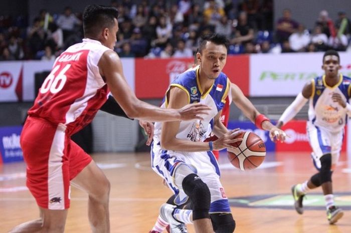 Pemain Satria Muda Pertamina Jakarta, Rizal Falconi (jersey putih), berupaya melewati penjagaan pemain Bank BJB Garuda Bandung, Galank Gunawan, pada laga Seri IV Indonesian Basketball League (IBL) di BritAma Arena, Jakarta, Minggu (19/2/2017). Satria Muda menang 58-37.