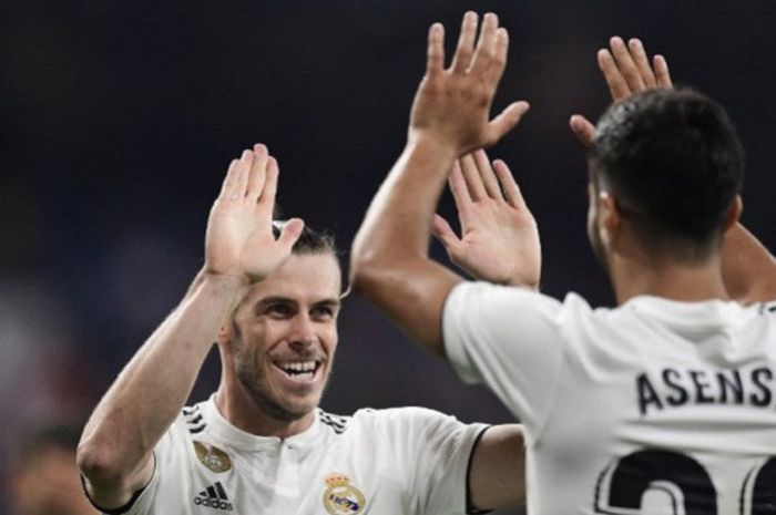 Winger eksplosif Real Madrid, Gareth Bale (kiri), merayakan golnya ke gawang Getafe dengan Marco Asensio dalam laga pembuka La Liga Spanyol 2018-2019 di Stadion Santiao Bernabeu, Madrid, Spanyol. pada 20 Agustus 2018.