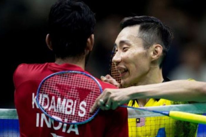  Pebulu tangkis tunggal putra Malaysia, Lee Chong Wei, berbicara dengan Kidambi Srikanth setelah laga perempat final Kejuaraan Asia 2018 yang digelar di Wuhan, China, Jumat (27/4/2018).  