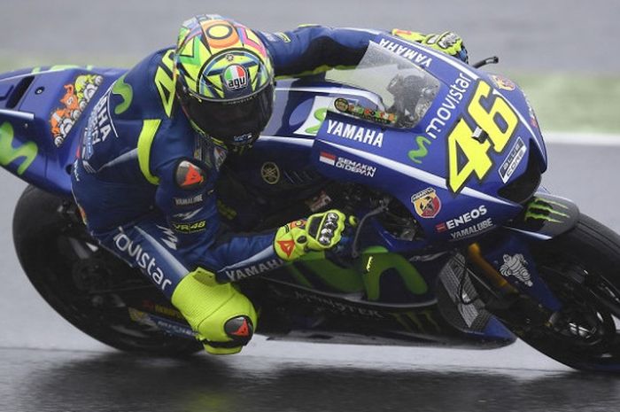 Valentino Rossi beraksi saat sesi latihan bebas kedua MotoGP Jepang, Jumat (13/10/2017).