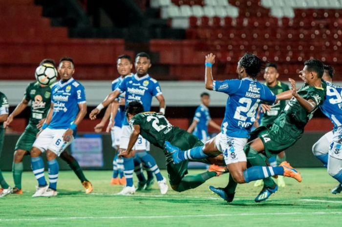   Persib Bandung Vs Persebaya Surabaya dalam lanjutan Liga 1 2018 pekan ke-26 di Stadion Kapnten I Wayan Dipta, Gianyar, Bali pada Sabtu (20/10/2018) malam.  Menjelang musim Liga 1 2019, ada enam pemain Persib yang memilih untuk bertahan.