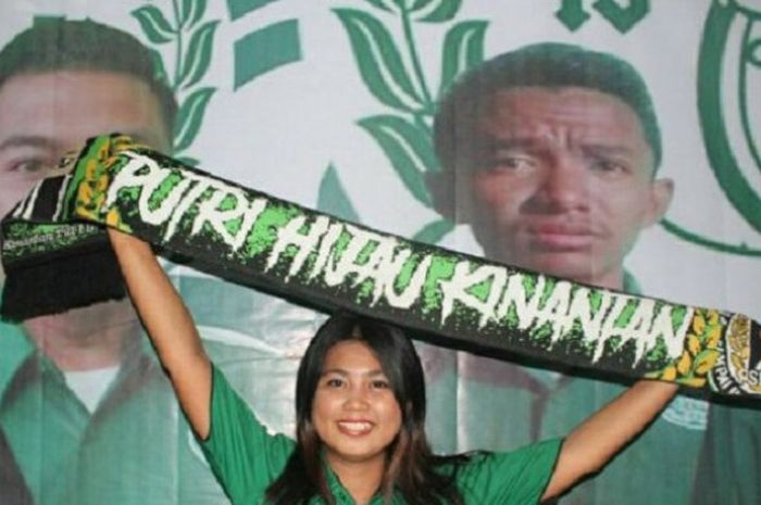 Fan Putri Hijau Kinantan kecewa dengan kekalahan 2-3 tandang PSMS Medan atas PS Tira di Yogyakarta , Jumat (11/5/2018) WIB